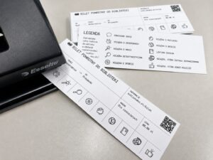 Papierowe bilety i karta z opisem kategorii książek przygotowane do akcji czytelniczej.