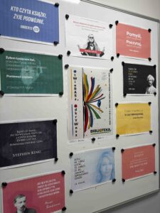 Gazetka ścienna z cytatami znanych autorów o książkach i czytaniu przygotowana z okazji Tygodnia Bibliotek.